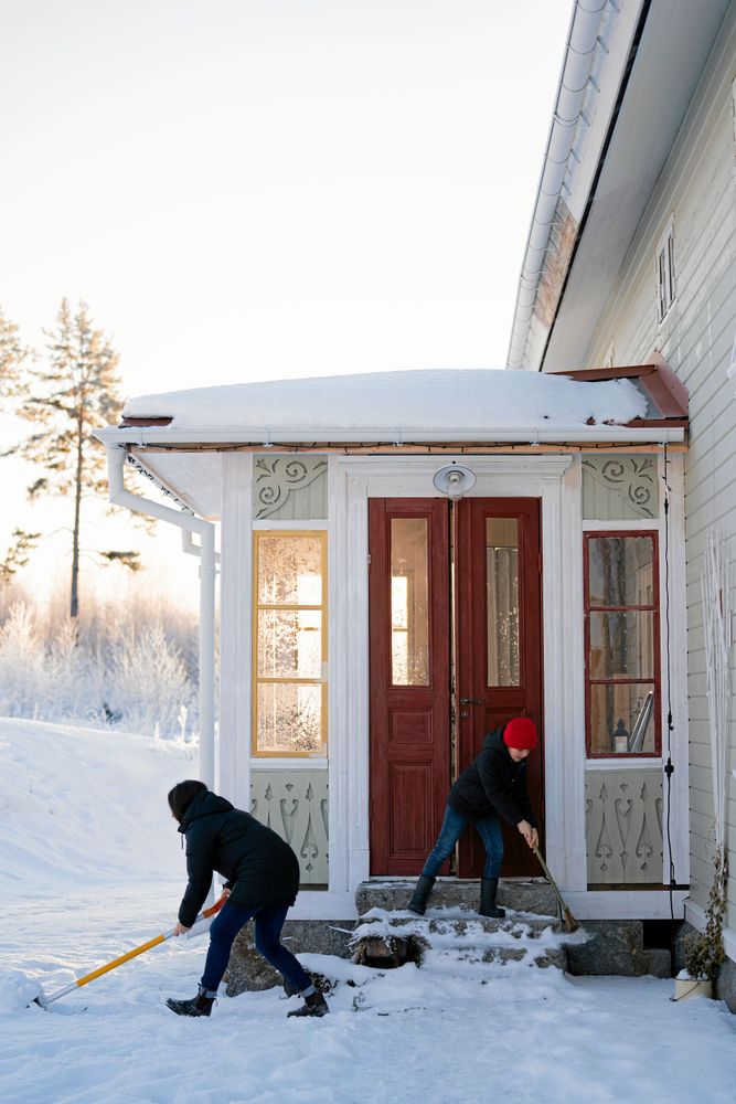 Snickarglädje i det gamla husets förstukvist. Mycket av renoveringen har Ercüment har gjort tillsammans med Idas pappa.