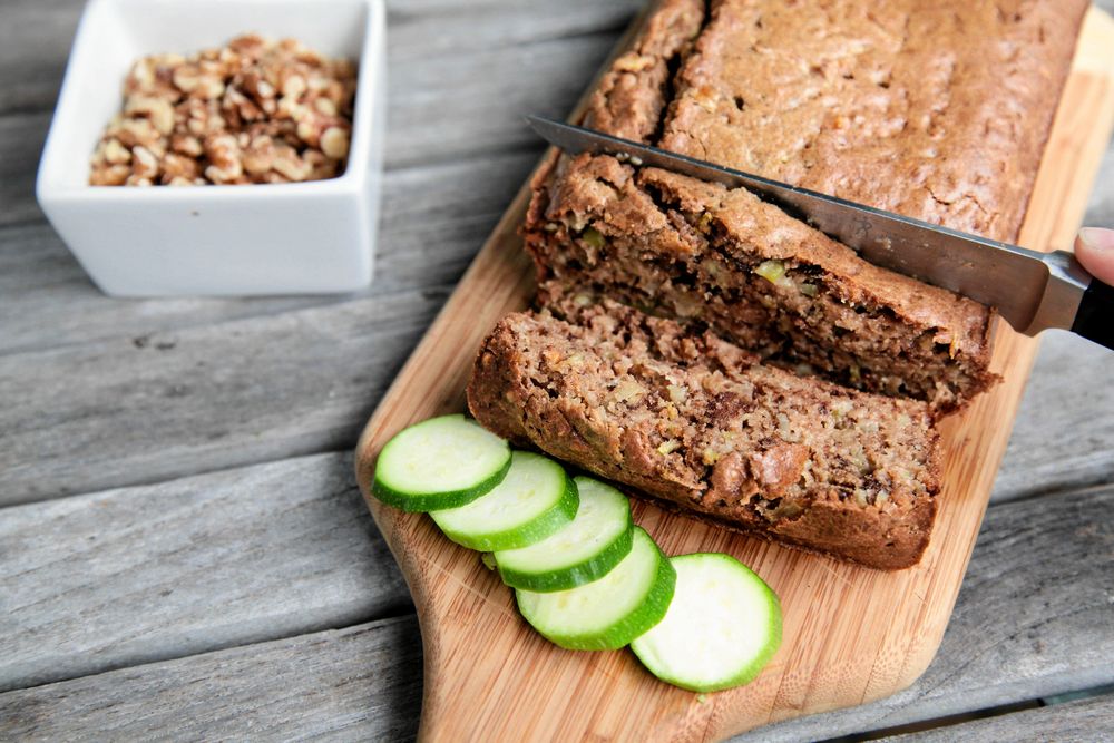 Zucchinin ger brödet en saftighet och nötterna tillför ett gott tuggmotstånd.