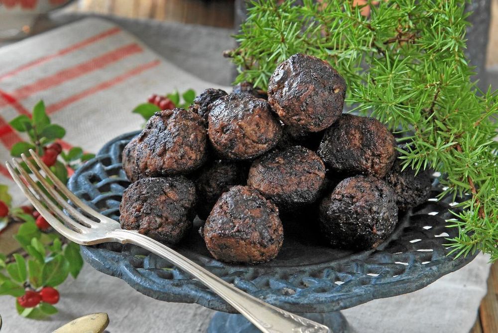 Honungsköttbullar på fat.