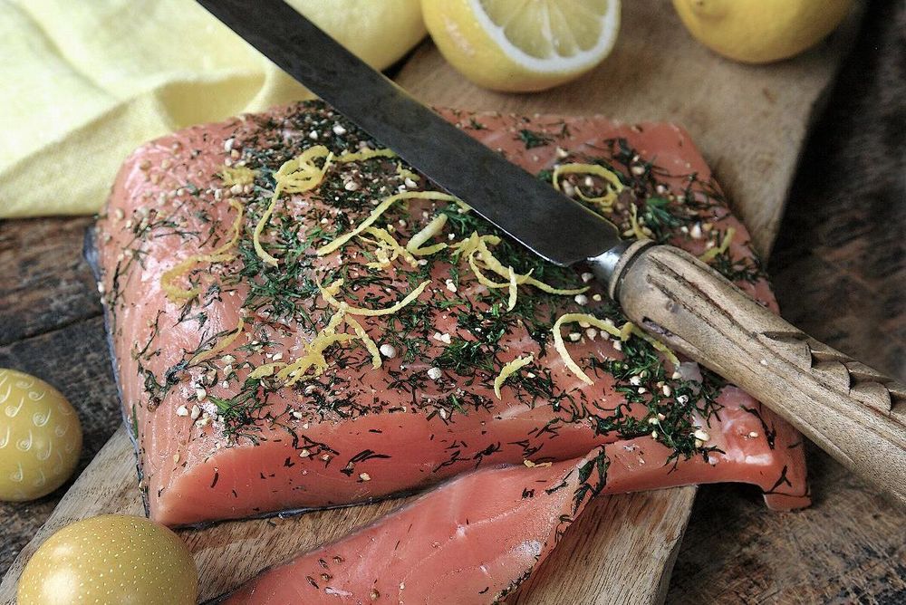 Extra god blir den gravade laxen med citron. Både när den gravas och som garnering tillsammans med dill.