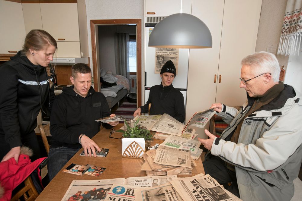 Köket i huset på Uddbacken har alltid varit släktens centrala punkt. Här tittar Emelie Lansgren, Daniel Skogqvist, Johan Lansgren och Thomas Engman i gamla urklipp som har sparats.