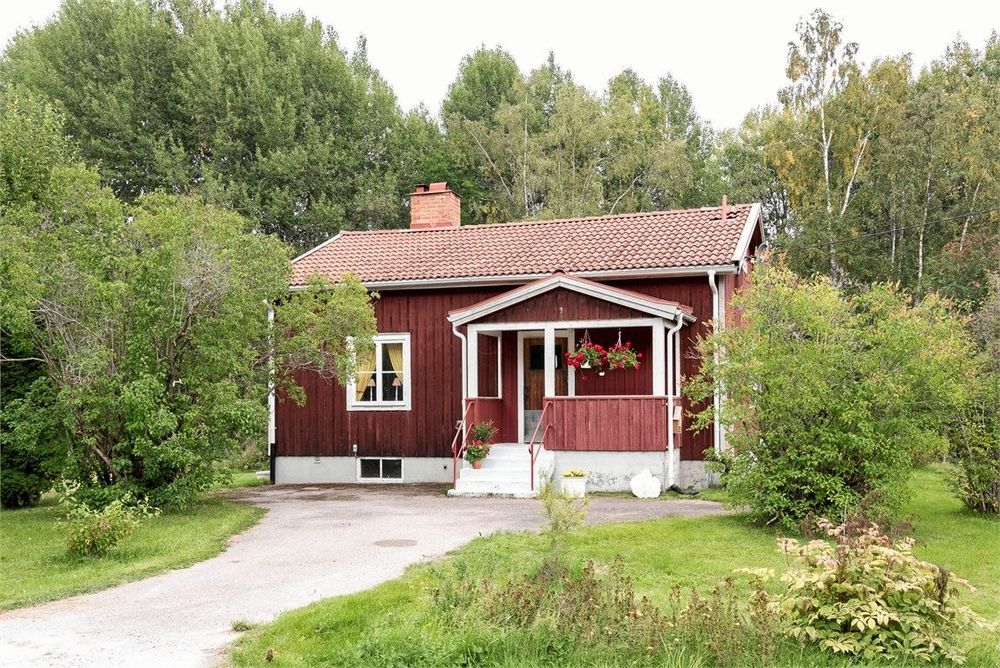 Stugans boarea är 60 kvm fördelat på två rum med kök.