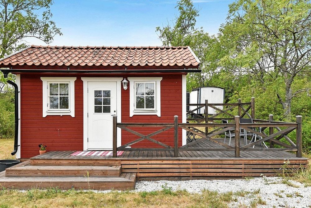 Gäststugan har ett pentry och badrum.