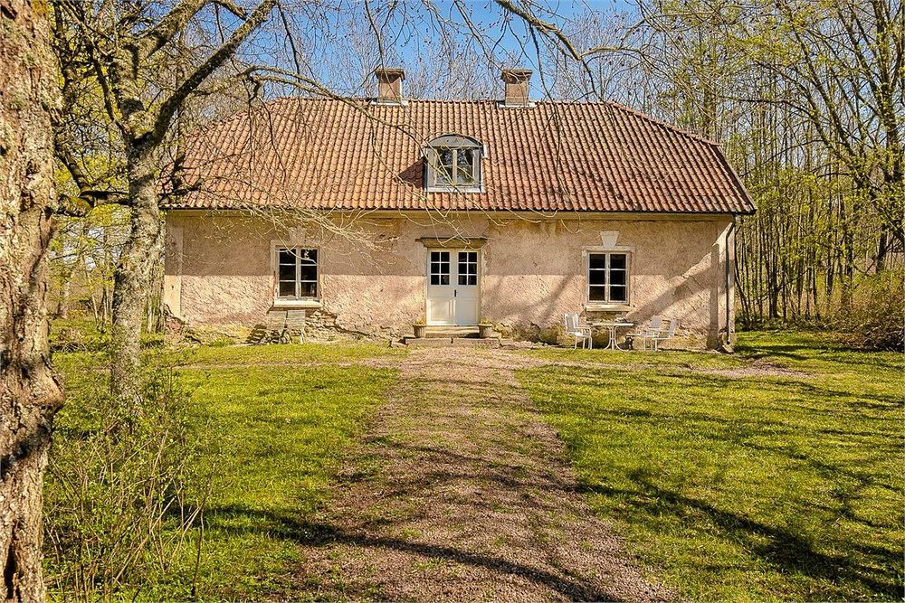 Boningshuset ligger på en lummig tomt.