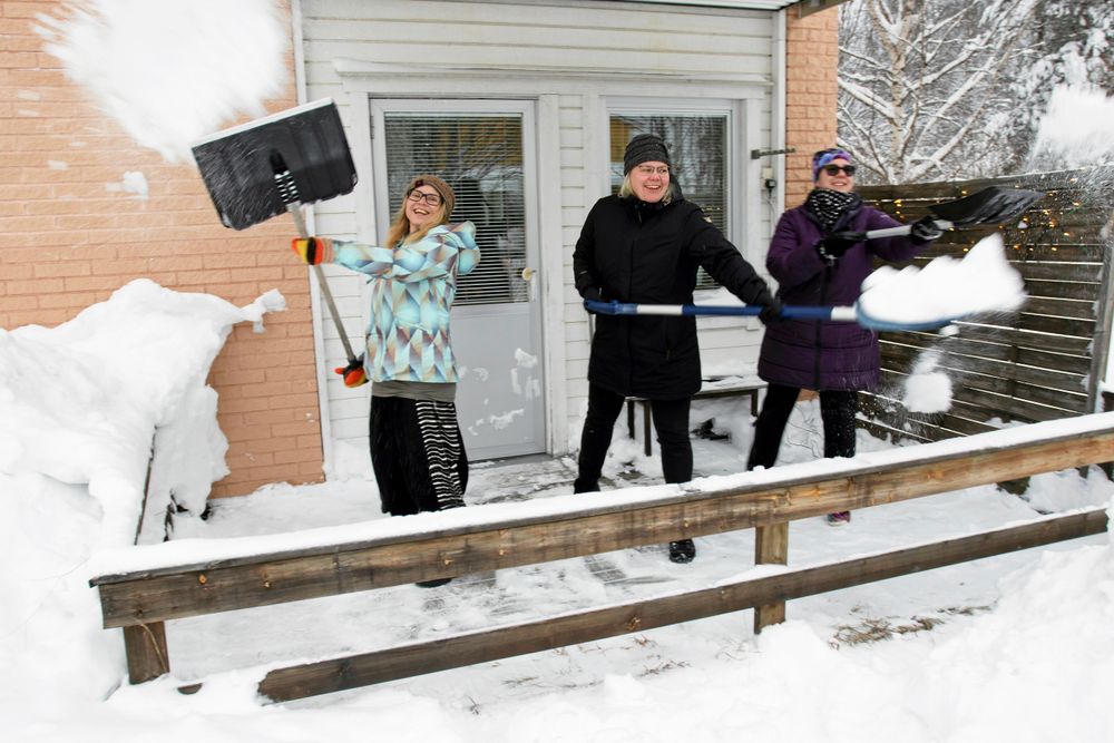 Charlotta Lindgren, Sara Sigfridsson och Lisa Karlqvist mötte många glada pensionärer när de ringde på och erbjöd sig att skotta bort snön.