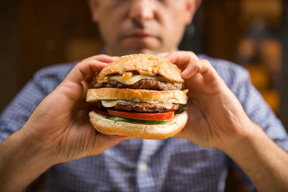 Hur mycket av köttet, brödet och grönsakerna i hamburgaren du äter kommer egentligen från Sverige?