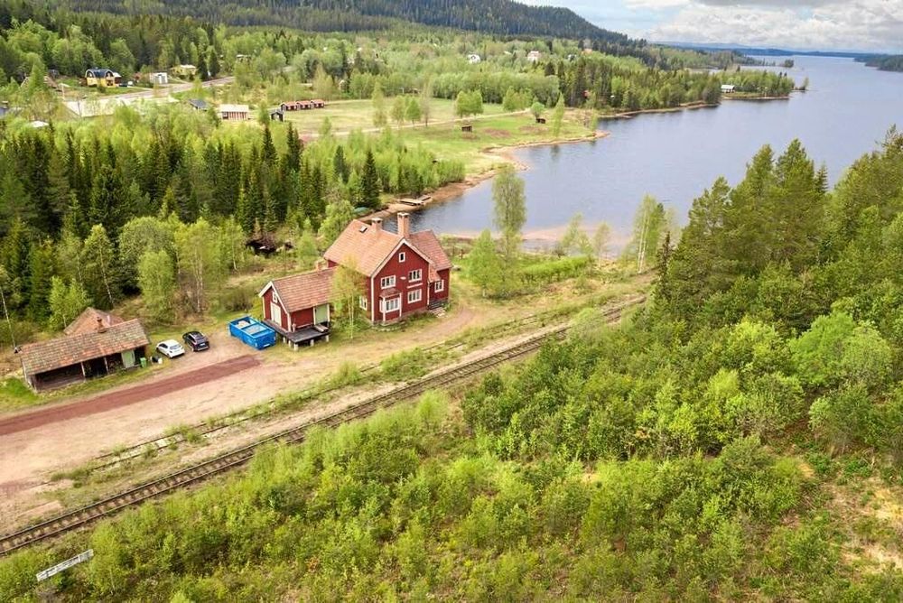 Tandsjöborg station ligger vid södra stranden till sjön.