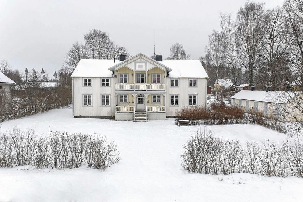 Huset är en pärla för den som vill ha vackra exteriörer och stora möjligheter att renovera om.