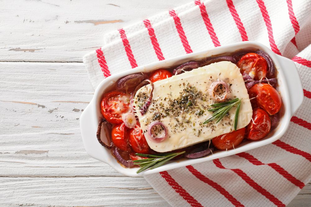 Ugnsbakad är ett härligt sätt att njuta av den goda fårosten feta.