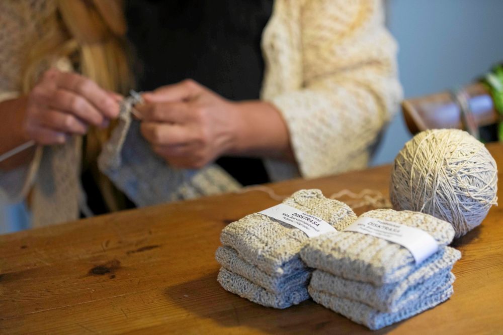 Hemstickade disktrasor av återbruksgarn blir fina presenter.