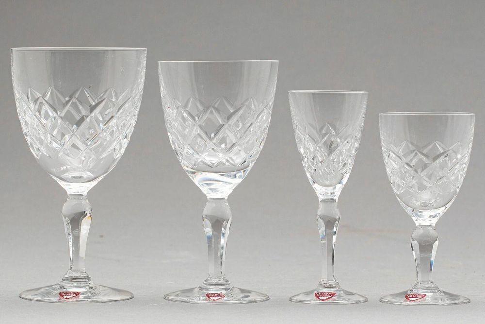 ”Karolina”, Orrefors. Glasservis 43 delar. Formgivare: Gunnar Cyrén. Från 1900-talets andra hälft. Slutpris: 5 300 kronor.