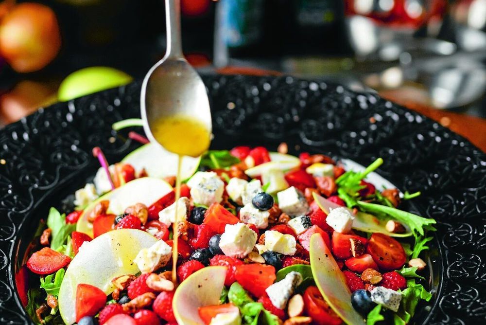 En fräsch och vacker sallad till buffébordet.
