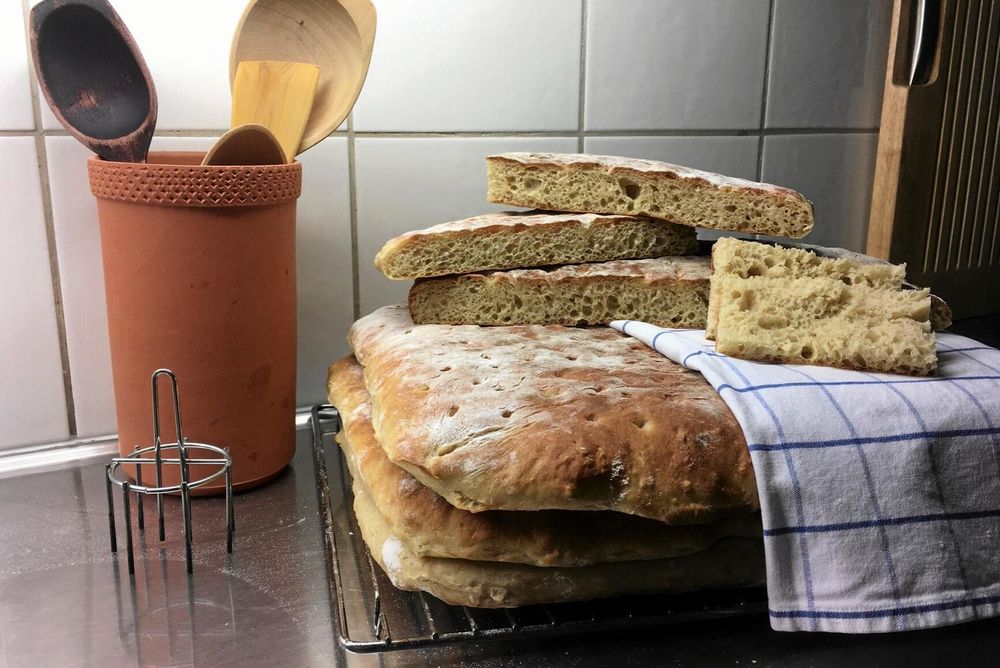 Berit Torell bakar Dalslandskakan efter sin mors recept. Servera brödet ljummet med smör och honung, tipsar Berit.