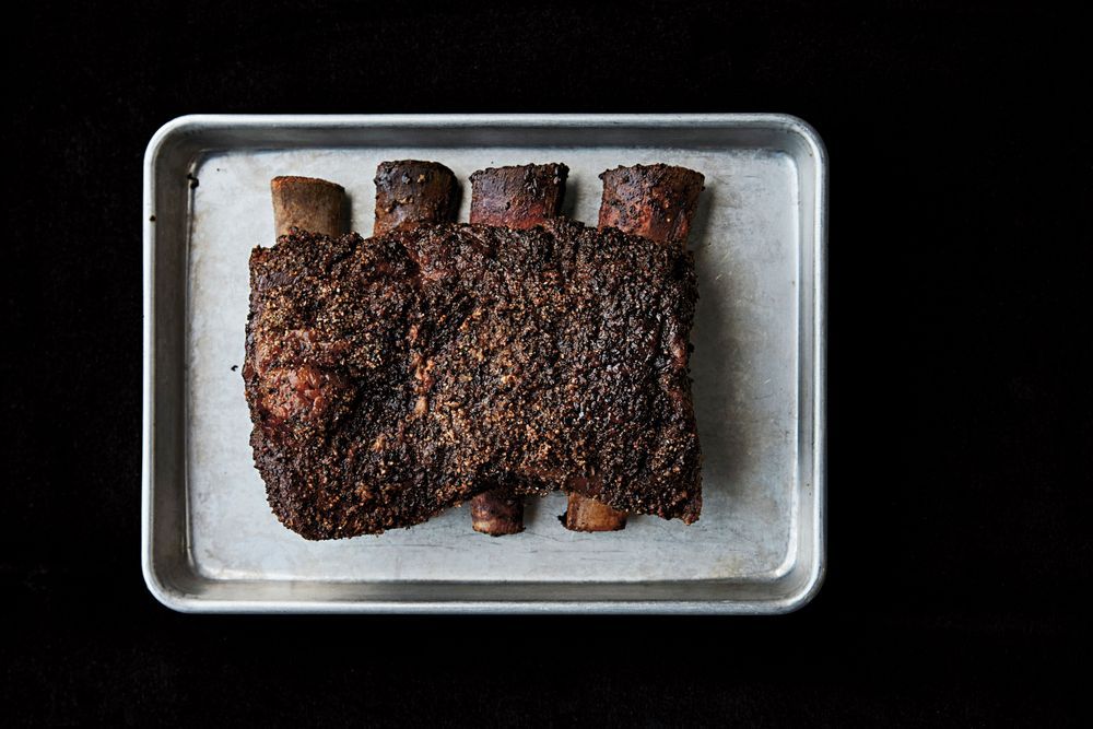 Beef sort ribs på plåt.