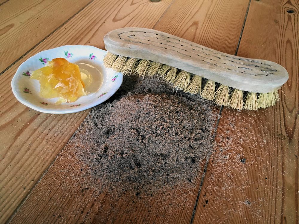 Fin sand, skurborste och en klick fet såpa. Början till ett nytt liv för skurgolvet.