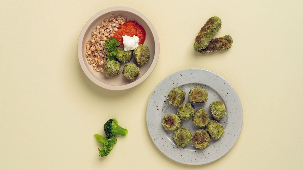Broccolibollar på fat.