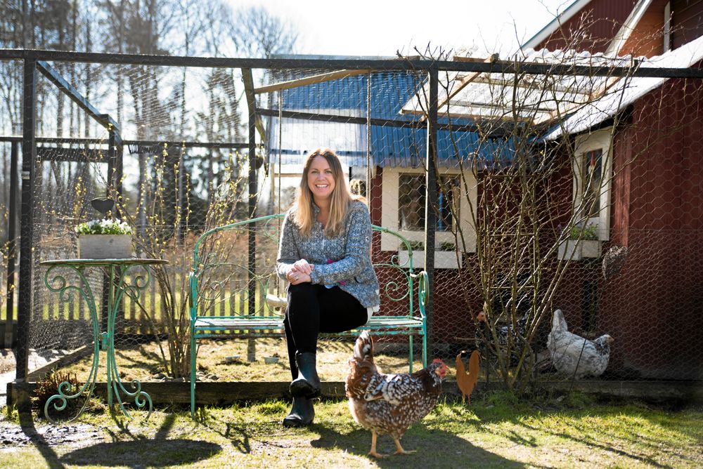 Camilla har alltid sällskap i trädgården eftersom hennes ”tjejer” älskar att sola under sommarhalvåret. Bjuds det på fika är de genast där och tigger en bulle eller en chokladbit.