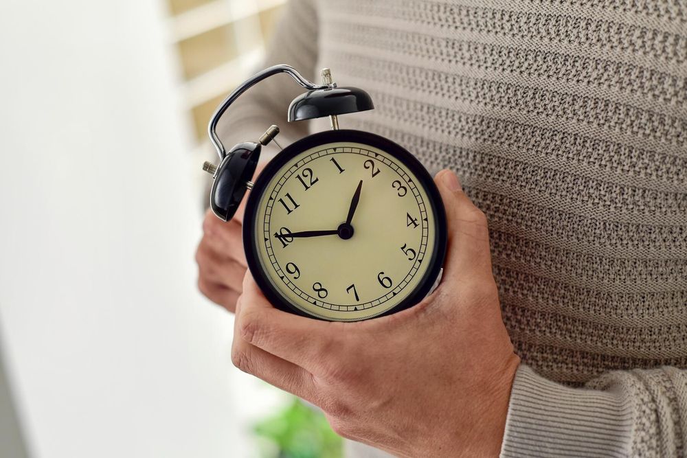 Förslaget om slopad sommar- och vintertid har fått massiv kritik från en majoritet av EU-länderna, därför skjuts beslutet nu upp till år 2021.