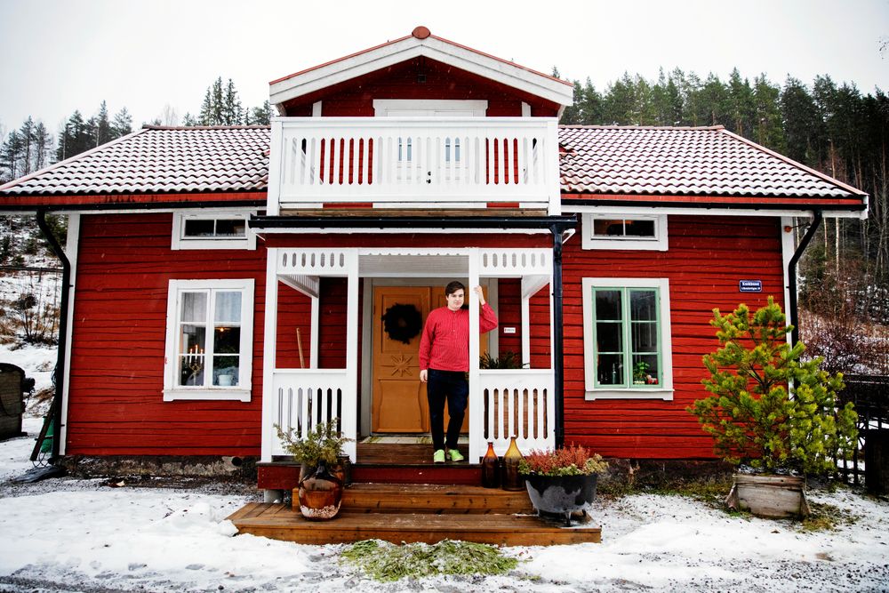 Joar Dahlström framför sitt renoverade 1800-talshus – men den moderna förstukvisten ska han snart riva!