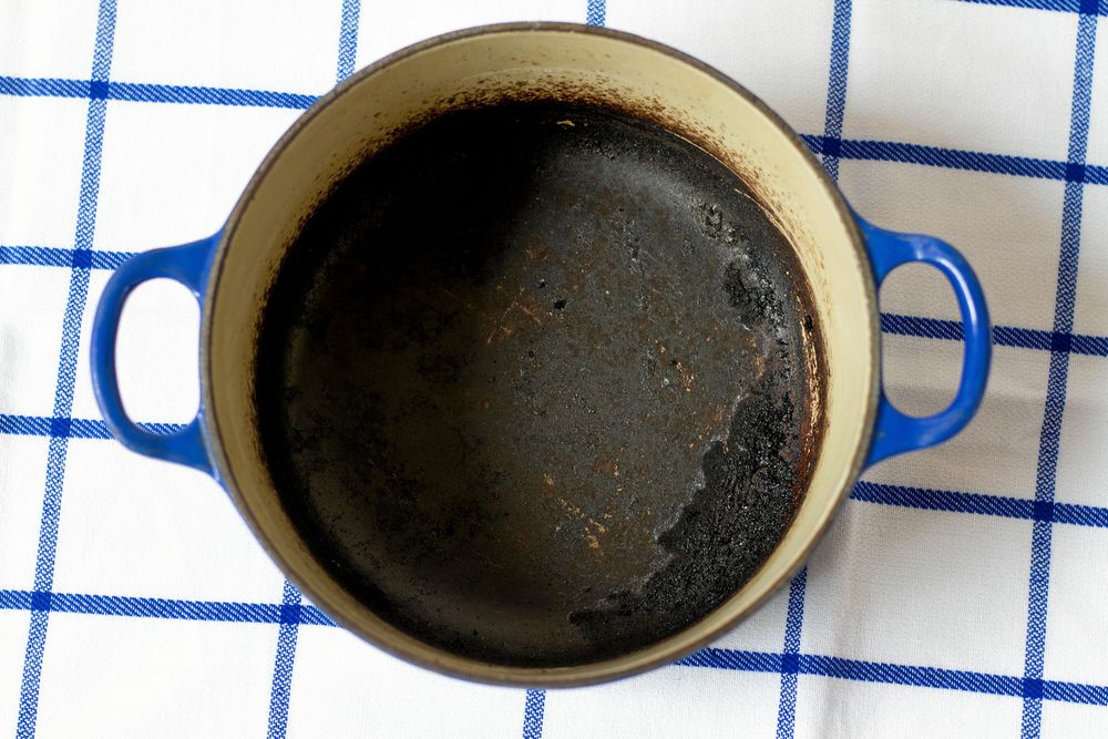 Har du bränt fast mat i botten? Ställ grytan på spisen med vatten som täcker ordentligt.