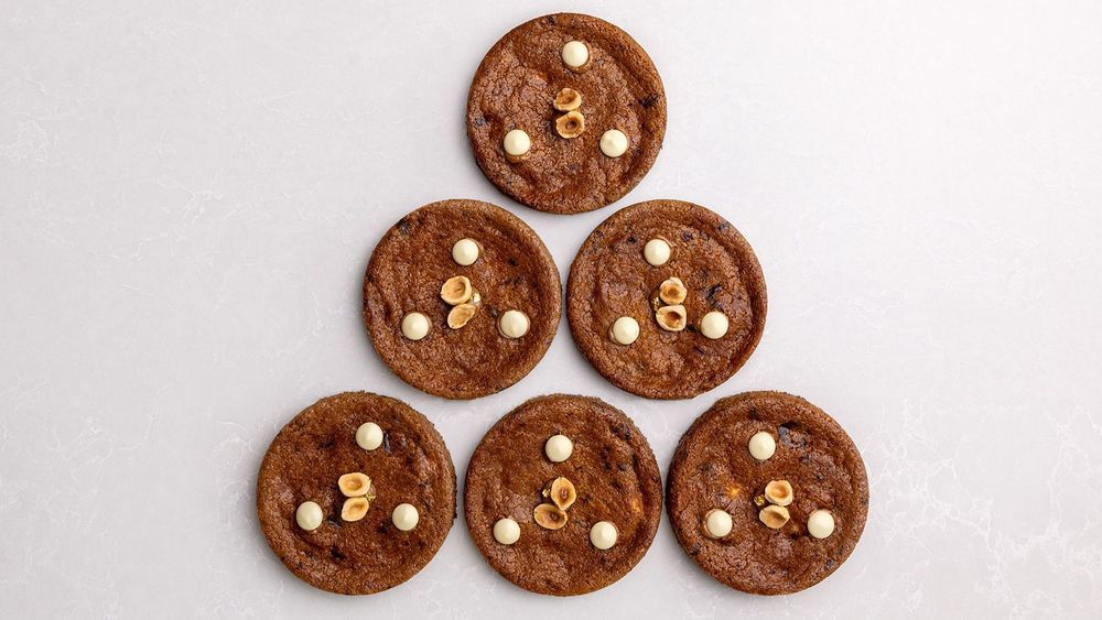 Chocolate chip cookies bildar en triangel.