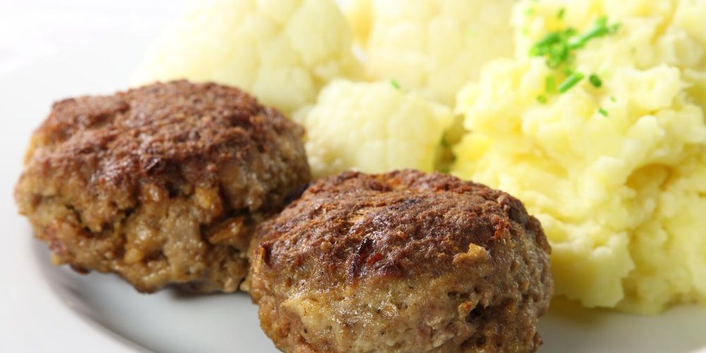Strimlat savojkål och kantareller steks var för sig för att sedan vändas ned i potatismoset. Foto: iStock