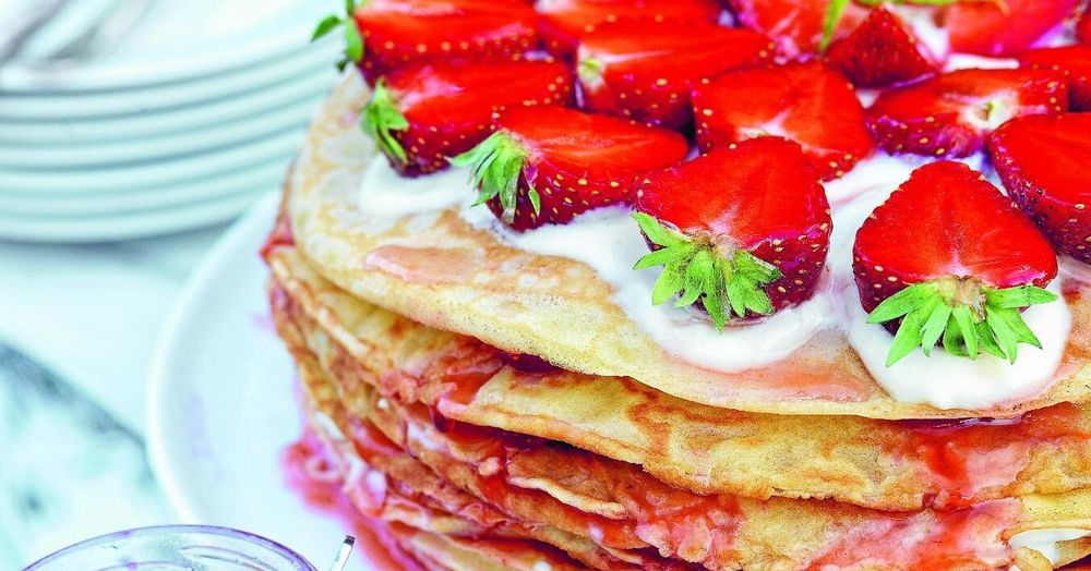 Annas kalasgoda pannkakstårta. Lägg pannkakorna på varandra med godsaker emellan. Mums!