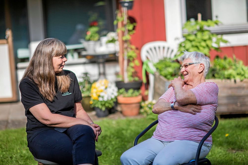 Mette samspråkar med 89-åriga Irene Martinsson som stortrivs i sin lägenhet på äldreboendet.