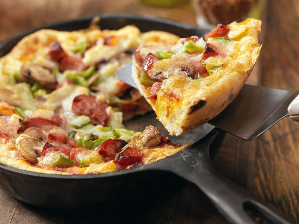 Äkta panpizza bakas i en gjutjärnspanna, därav namnet!