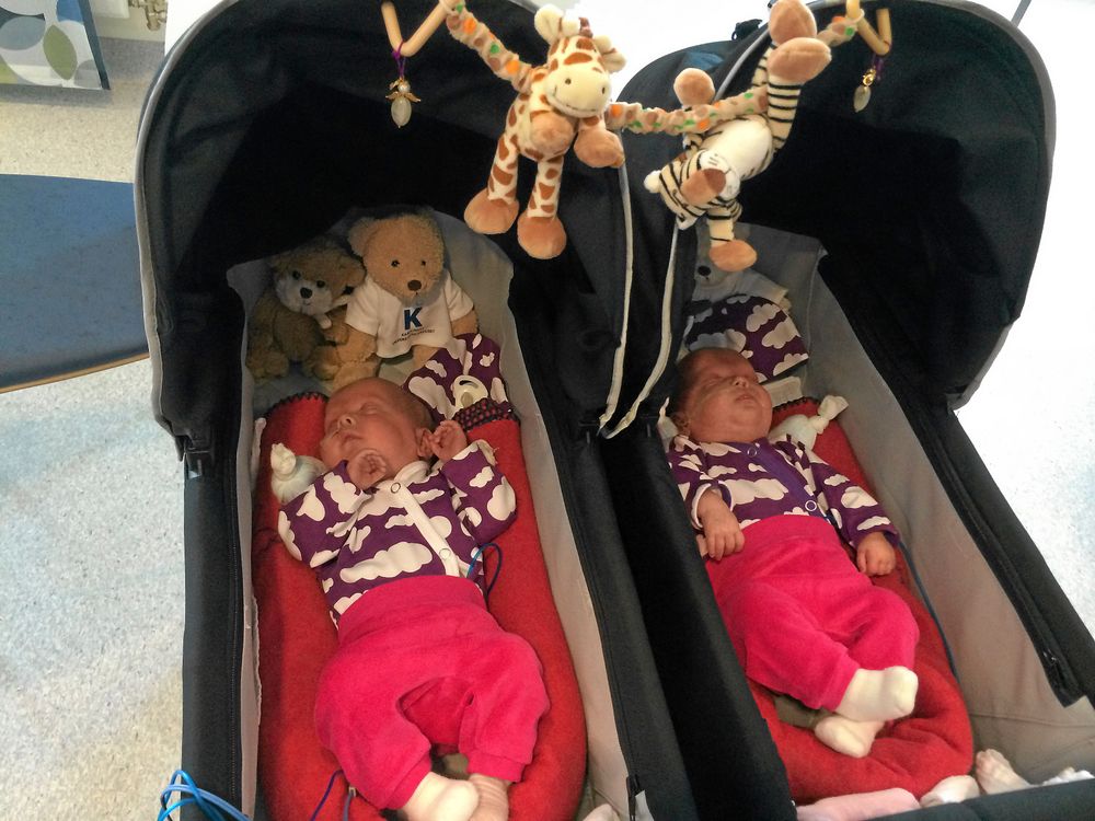 ÄNTLIGEN. Systrarna Berry i sina matchande set vid hemfärd från sjukhuset. LIla bodys med vita moln och rosa velourbyxor till. Foto: Privat