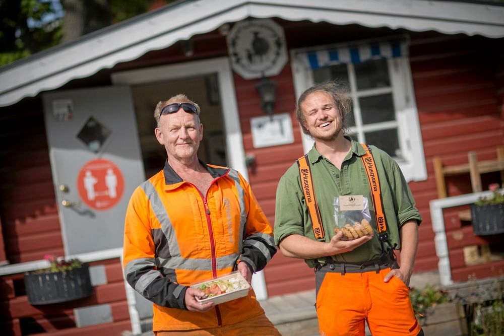 Skogsarbetarna Thomas Höjdborn från Brännelycke och Adam Biske från Biskopsmåla köper ofta matiga lunchlådor och kakor till fikat hos Frida på Staxgård.