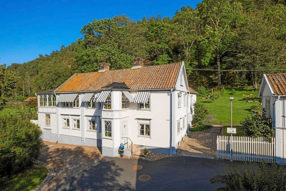 Eckerbergska villan står framför det mäktiga Grännaberget. Postmannen framför huset vittnar om att denna fastighet tidigare inrymde stadens postexpedition.