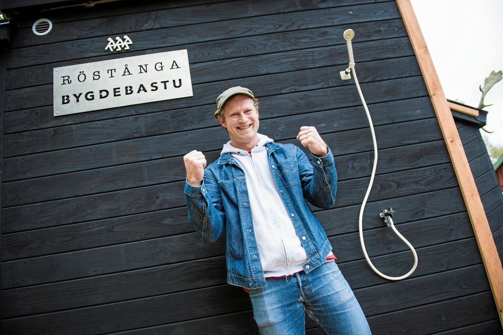 En mobil bastu i Röstånga är klar för uthyrning och då är Nils Phillips, landsbygdsutvecklare i Röstånga, så här glad.
