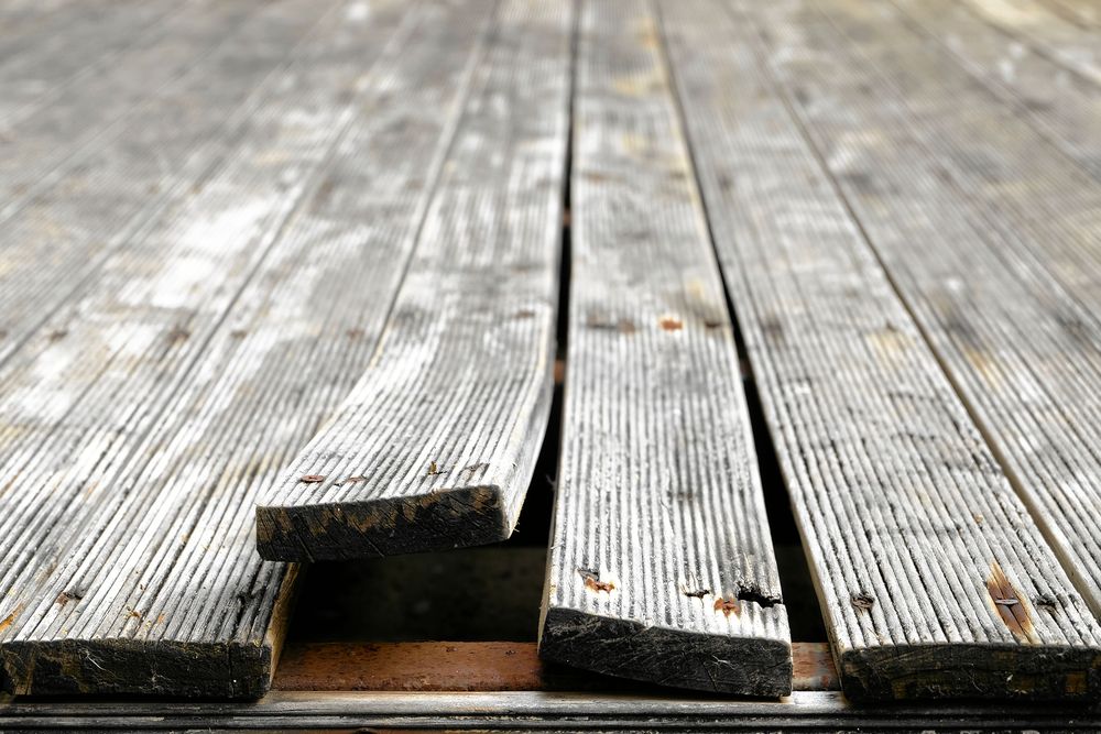 Bräda som lossat på altan.