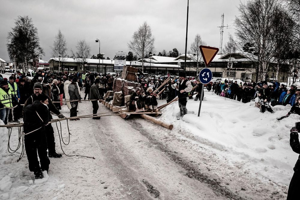 År 1856 transporterades Karl XIV Johans sarkofag på kälke från tillverkningsorten Älvdalen till Gävle och vidare med båt till Stockholm. I fjol återskapades kälkfärden i form av ett sarkofagdrag.