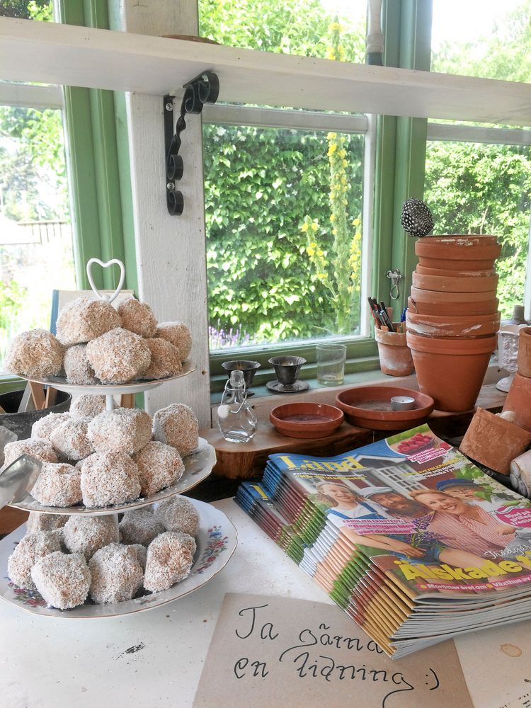 Dukat för trädgårdskalas hos Veronica Axelsson i hennes trädgård Sanda Cottage i Upplands Väsby. Foto: Veronica Axelsson.