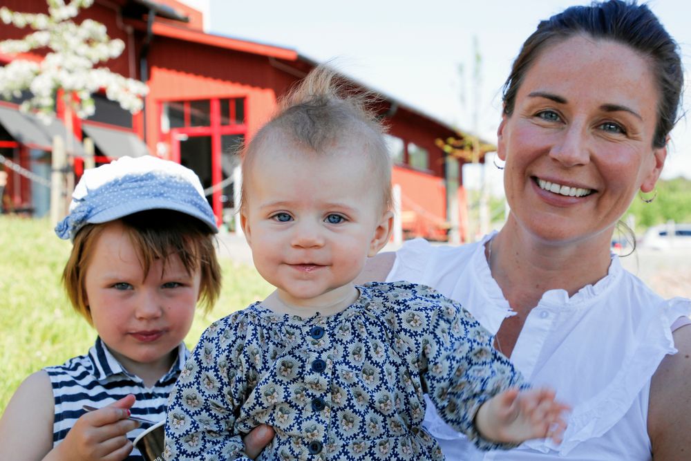 Karin Frödeberg från Huskvarna tillsammans med barnen Ingrid och Bea.