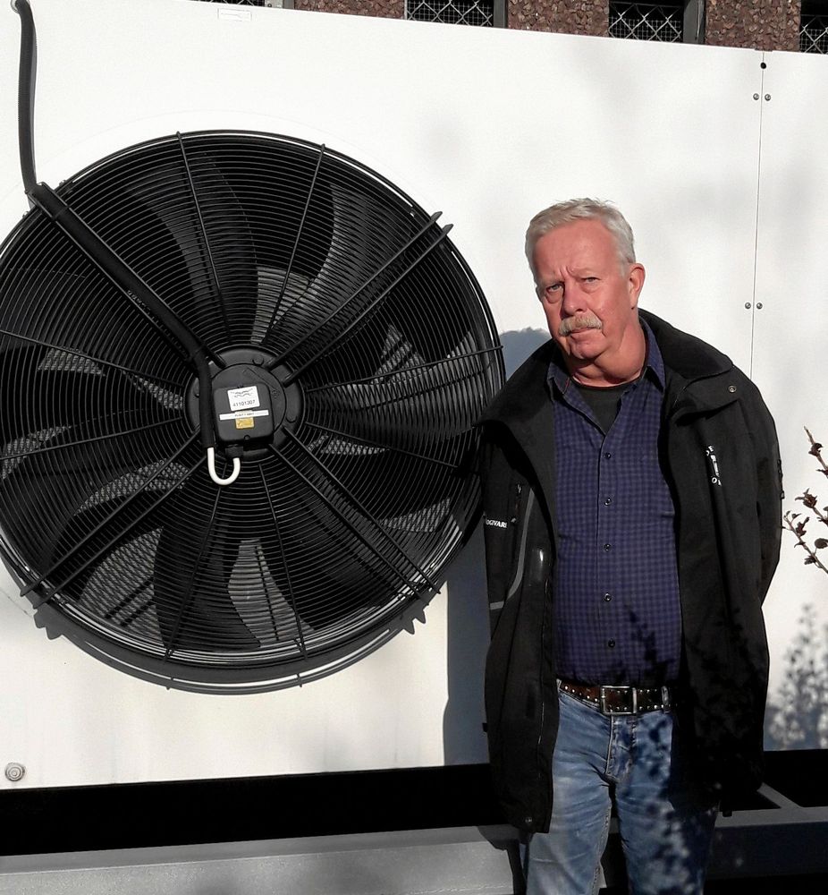 Energirådgivare Roger Stenström vid en luftvattenvärmepump modell större.