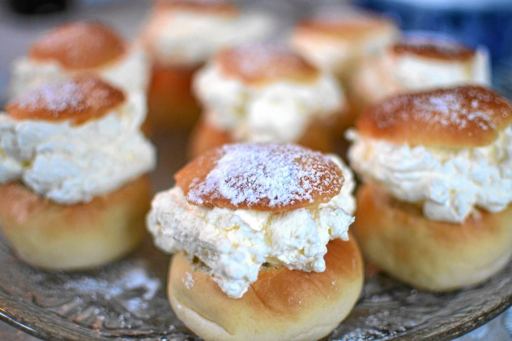 Semlor på glasfat.