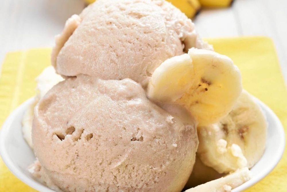 Fryst banan med en hemgjord kolasås är gott nog att lura i vem som helst lite nyttigheter.