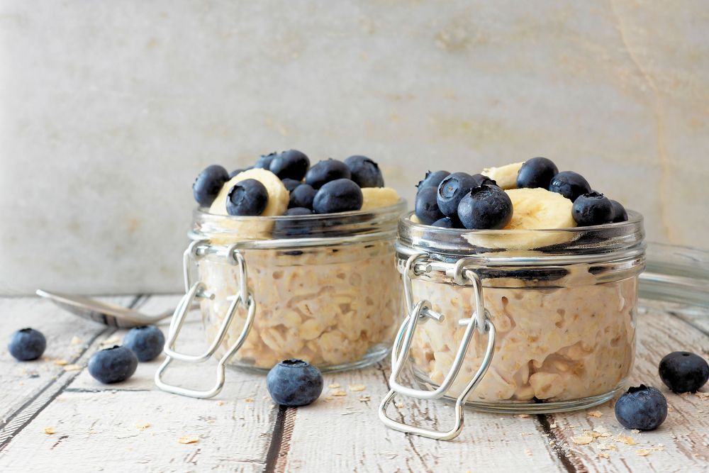 Overnight oats är ett lite roligare sätt att få i sig havregryn och andra nyttigheter på.