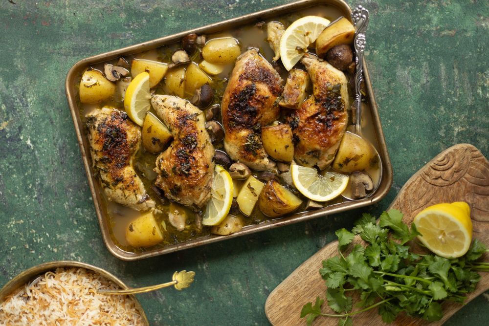 Djej w batata – kyckling och potatis – i ugnsform.