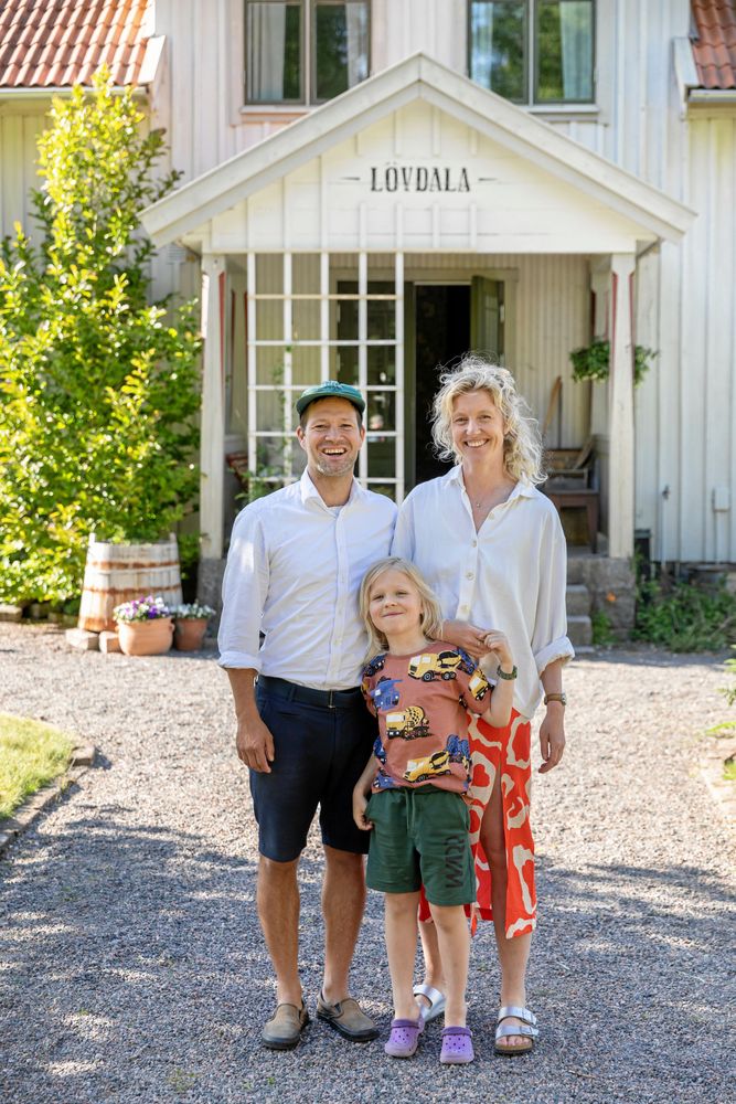 Björn och Cajsa Liljequist, med sonen Olof, njuter av deras gamla trähus ligger en "grusvägspromenad" från deras gemensamma arkitektkontor i småländska Färgaryd.