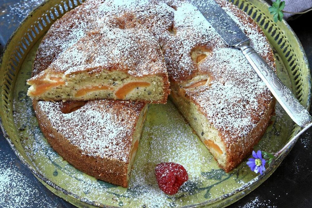 Konserverade aprikoser och kardemumma ger smak och konsistens åt mazarinkakan.