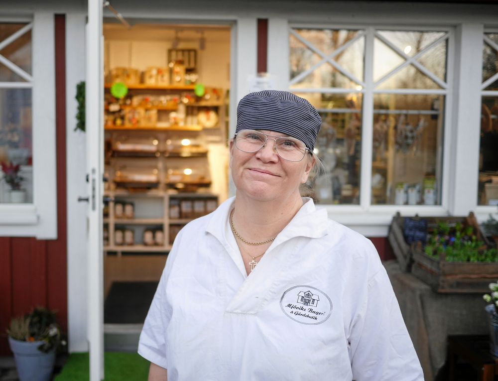 Mia Ljungholm älskar sitt liv med att driva bageri och kafé, särskilt kontakten med gästerna.