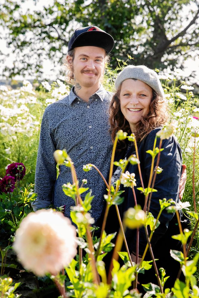 Mikroodlare. Danne Pettersson och Emelye Leffler har satsat på intensivodling på sin villatomt i Åbytorp.