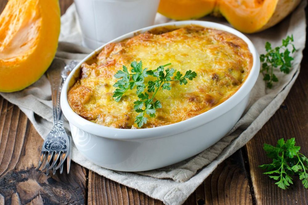 Pumpagratäng i gratängform på kökshandduk.