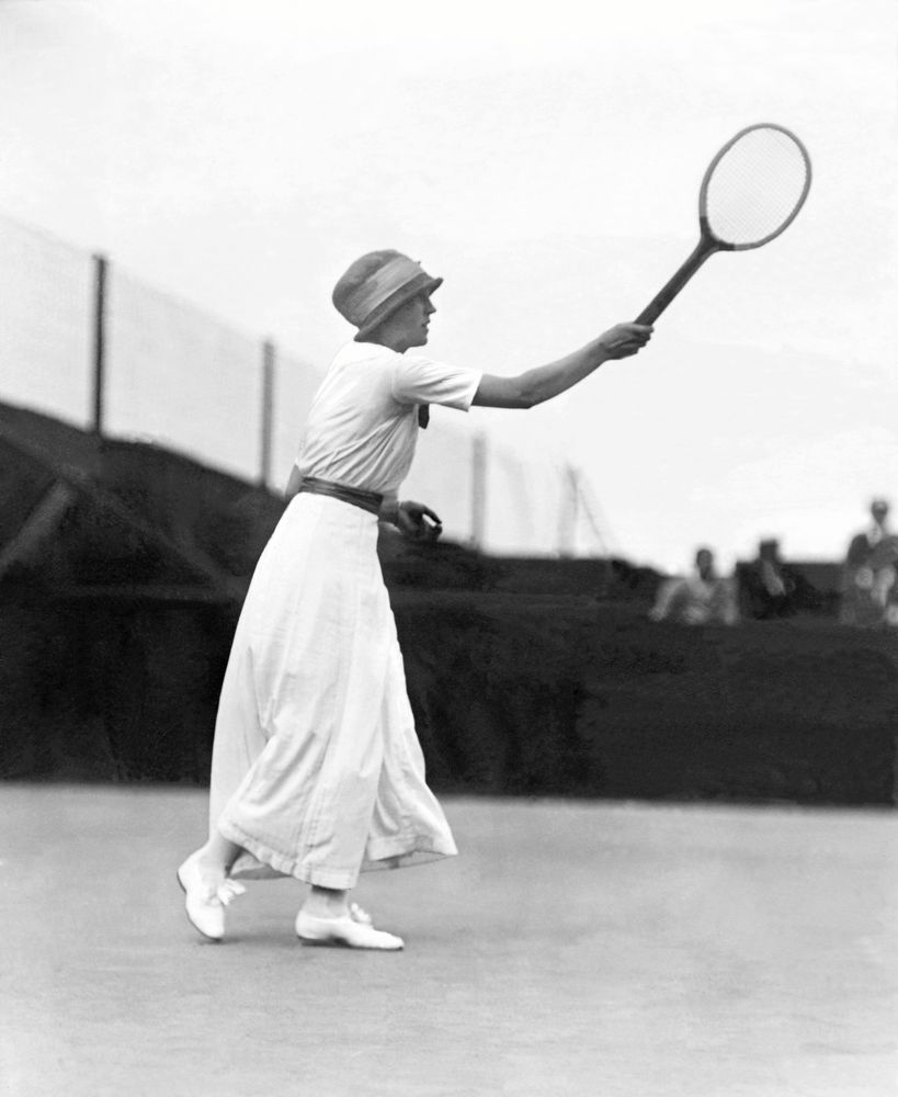 Fröken Broquedis slår en forehand i en match i damsingel eller enkelspel som det hette vid denna tid.