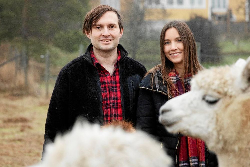 Therese och Anders Ryttar gillar livet på sin gård Kullholenn, där de kan alpackor och fåglar.