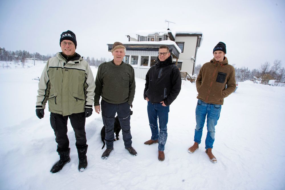 Släkt och andra bybor är glada och tacksamma över Daniels insatser. Från vänster: Thomas Engman, Johnny Engman, Daniel Skogqvist och Johan Lansgren som står framför släkthuset som Daniel och Johan nu ska ställa i ordning.